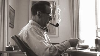 Georges Simenon, 1966 an seinem Arbeitstisch in der Villa d'Epalinges in der Schweiz