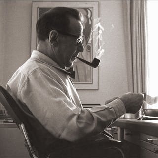 Georges Simenon, 1966 an seinem Arbeitstisch in der Villa d'Epalinges in der Schweiz