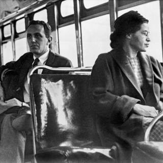 Montgomery, Alabama 1956: Rosa Parks sitzt im Bus und schaut aus dem Fenster