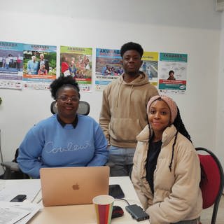 Chisom, Suleiman und Helene Batemona-Abeke im Büro von Pamoja Afrika e.V.