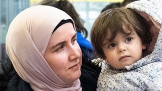 Mutter mit Kind, Flüchtlinge aus der Türkei,  Foto vom 14.01.2020 vom Flughafen Hannover