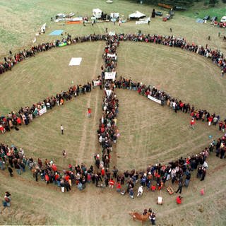 Teilnehmer des Ostermarschs formieren sich am 12.04.1998 zu einem Peace-Zeichen
