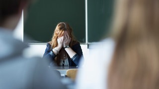 Verzweifelte Lehrerin im Klassenzimmer, Radevormwald, 18.02.2013. Gestelltes Bild.