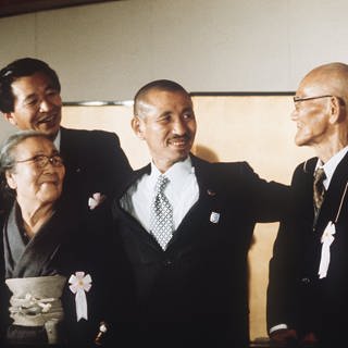 Hiroo Onoda, Wiedersehen mit seiner Familie am 12. März 1974 auf dem Flughafen Haneda in Tokio