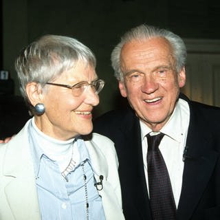 Der Altphilologe, Literaturhistoriker und Schriftsteller Walter Jens und seine Frau Inge 2001 in Köln.