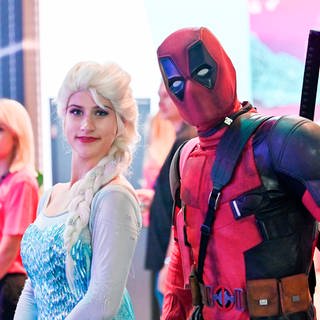 Cosplayer als Elsa („Die Eiskönigin“) und Deadpool auf der Gamescom 2022