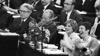 Petra Kelly mit Blumen auf dem Pult während der konstituierenden Sitzung des Deutschen Bundestages in Bonn am 29.03.1983