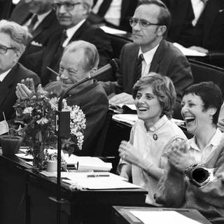 Petra Kelly mit Blumen auf dem Pult während der konstituierenden Sitzung des Deutschen Bundestages in Bonn am 29.03.1983