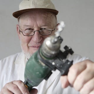 Rentner mit Bohrmaschine . Bonn, Deutschland