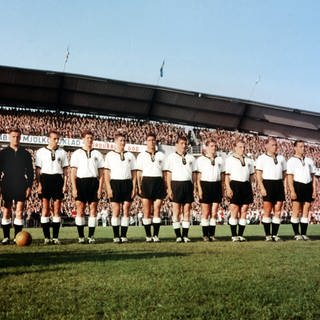 Die deutsche Fußballnationalmannschaft präsentiert sich am 24.6.1958 im Göteborger Ullevi-Stadion