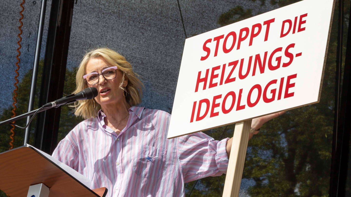 Monika Gruber / Kundgebung Demonstration DEMO gegen Heizhammer Gesetz der Ampel-Regierung auf dem Volksfestplatz in Erding