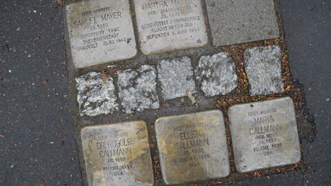 Die Stolpersteine vor dem Haus in der Friedrich-Schmidt-Straße 54a