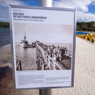 Binzer Seebrücke - Zerstörung eines Vorgängerbaues 1912 war Anlass zur Gründung der Deutschen Lebens-Rettungs-Gesellschaft (DLRG) 1913 in Leipzig.