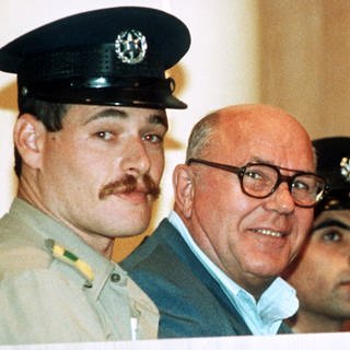 Während des Prozesses am 26. Oktober 1987 bestritt Demjanjuk (M), mit dem berüchtigten KZ-Wärter "Iwan der Schreckliche" identisch zu sein.