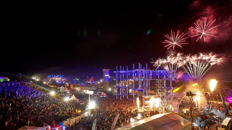 Feuerwerk über dem Gelände des Techno-Festivals "Nature One"