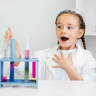 Ein kleiner Junge und ein Mädchen haben Spaß Experimente im Labor durchzuführen