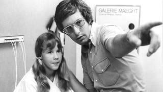 Regisseur William Friedkin gibt der Hauptdarstellerin Linda Blair Regienweisungen während der Dreharbeiten zu dem Film "Der Exorzist" (1973).