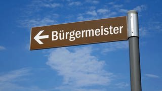 Wegweiser Richtung Bürgermeister, 04.07.2023, Borkwalde, Brandenburg, Ein Wegweiser zeigt die Richtung zum Sitz des Bürgermeisters an.
