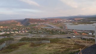 Kiruna und die Miene: Der zerstörte Erz-Berg, riesige Abraumhalden und das alte Zentrum, 