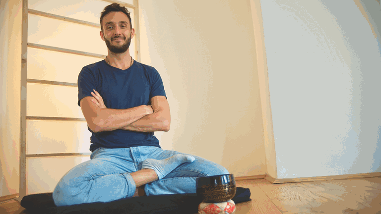 David (32), Jurastudent, hat einen Ort für Meditation gegründet: „Sport und Meditation bringen mich in eine körperlich-geistige Präsenz. Durch Meditation lerne ich, Aufmerksamkeit zu bündeln. Das hilft mir dann wieder im Sport.“