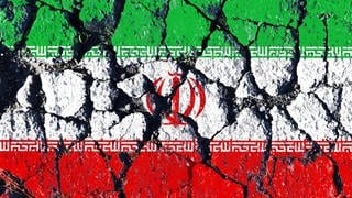 FOTOMONTAGE, Fahne des Iran auf gebrochenem Grund, Symbolfoto für die Proteste im Iran