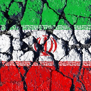FOTOMONTAGE, Fahne des Iran auf gebrochenem Grund, Symbolfoto für die Proteste im Iran