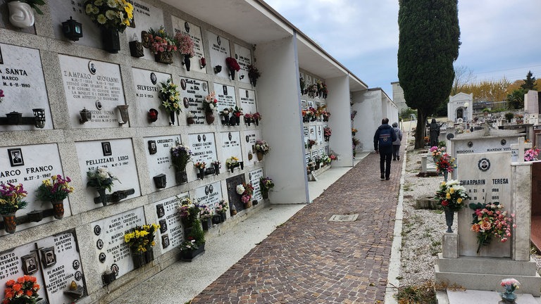 Die Friedhofsmauer in Palazzolo dello Stella