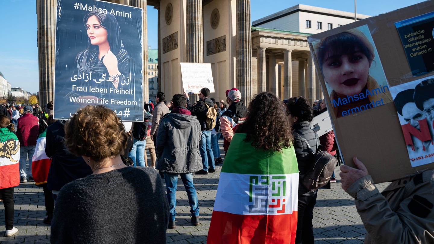 Berlin, Deutschland, Europa - Demonstration vor dem Brandenburger Tor gegen die Verletzung der Menschenrechte durch die Islamische Republik im Iran und zur Ehrung der Opfer der iranischen Volksrevolution, sowie die Wuerdigung des Jahrestages des Massakers der Proteste im November 2019