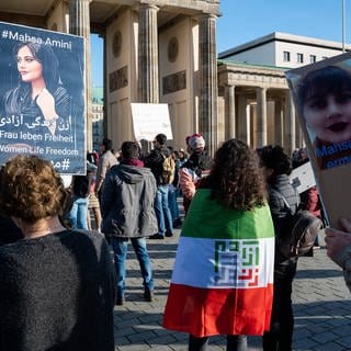 Berlin, Deutschland, Europa - Demonstration vor dem Brandenburger Tor gegen die Verletzung der Menschenrechte durch die Islamische Republik im Iran und zur Ehrung der Opfer der iranischen Volksrevolution, sowie die Wuerdigung des Jahrestages des Massakers der Proteste im November 2019