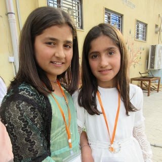 Nazdar (links im Bild) mit ihrer Freundin und Mitschülerin Dlin 