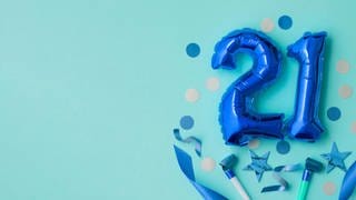 Nummer 21 Geburtstagsballon-Feier, Geschenkbox. Symbolfoto