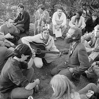 Eine große Gruppe langhaariger Hippies begrüßte den Sonnenaufgang von der Hügelkuppe des Bezirks Haight-Ashbury