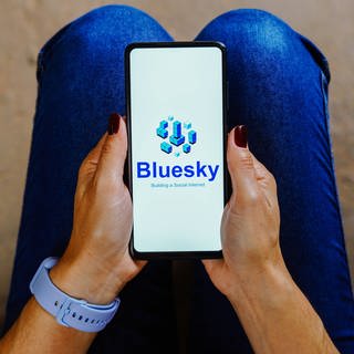 Bluesky Logo auf einem Smartphone