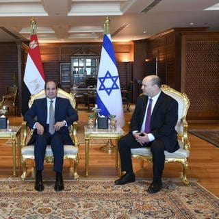 Abdel Al-Sisi (M), Präsident von Ägypten, Naftali Bennett (r), damaliger Ministerpräsident von Israel und Scheich Mohamed bin Zayed bin Sultan Al-Nahyan (l), Kronprinz des Emirats Abu Dhabi, sprechen während eines gemeinsamen Treffens miteinander.