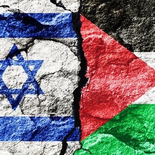 Fahnen von Israel und Palästina mit Riss