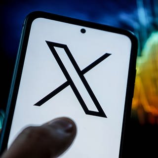 X-Logo (Twitter) ist auf einem Smartphone zu sehen