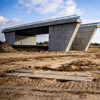 Ein Brückenelement steht an einer Baustelle