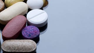 Coctail aus verschiedenen Tabletten, Pillen und Nahrungsergänzungen