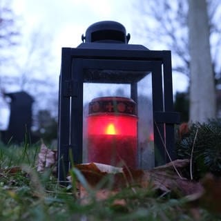 Eine Grablampe an einer Grabstätte auf dem Südfriedhof. 