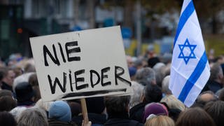 Demonstration gegen Judenhass in Frankfurt am Main NIE WIEDER steht auf einem Plakat. 