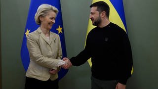 Wolodymyr Selenskyj (r), Präsident der Ukraine, empfängt Ursula von der Leyen, Präsidentin der Europäischen Kommission, im Mariinsky-Palast. 