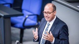 Helge Braun (CDU) spricht im Bundestag in der Debatte zum Bereich Gesundheit.