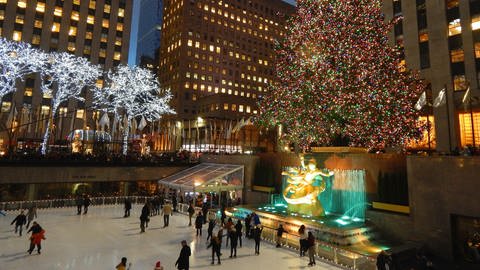 Eislaufen zur Weihnachtszeit am Rockefeller Center in Manhattan - New York in festlicher Stimmung