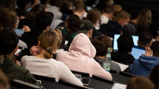 Studenten sitzen in der Vorlesung Mathematik für die Erstsemester des Bachelors Wirtschaftswissenschaften im Audimax in der Universität Hannover. 