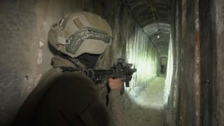 Israelische Soldaten zeigen den Medien einen unterirdischen Tunnel,