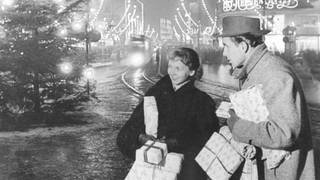 Mann und Frau beim Weihnachtseinkauf in der Stadt - 60er Jahre