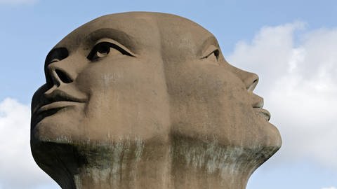 Skulptur "Blik Van Licht" von Charles Delporte, die Skulptur stellt einen Kopf mit zwei Gesichtern dar