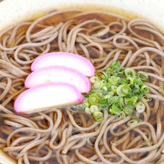 Japanische Neujahrssuppe mit Soba-Nudeln