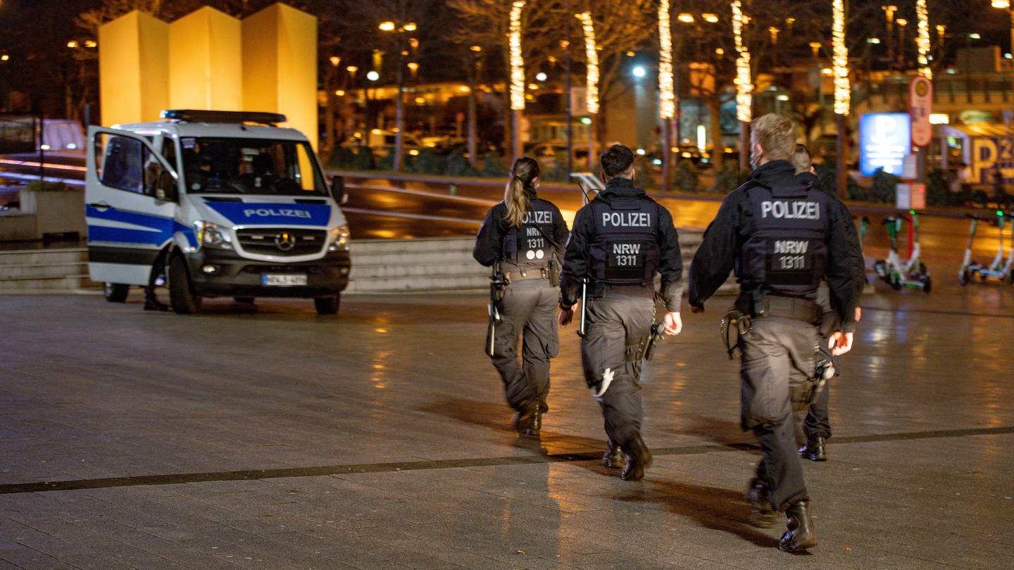 Polizei aufgebot am Vorplatz vom Hauptbahnhof am Silvsterabend