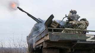 DIESES FOTO WIRD VON DER RUSSISCHEN STAATSAGENTUR TASS ZUR VERFÜGUNG GESTELLT. [RUSSIA, DONETSK - JANUARY 3, 2024: Servicemen of the 1st Slavyansk Brigade of the 1st Army Corps of the Russian Armed Forces fire a ZU-23 anti-aircraft autocannon mounted on a Ural truck. Dmitry YagodkinTASS]